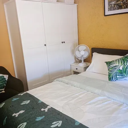 Accommodatie bij particulieren A Comfy Bedroom And Bathroom On Own Private Floor In A Home Stay 10 Minutes Walk To The Ctr Free Parking *