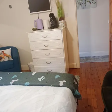 A Comfy Bedroom And Bathroom On Own Private Floor In A Home Stay 10 Minutes Walk To The Ctr Free Parking 民宿 科克